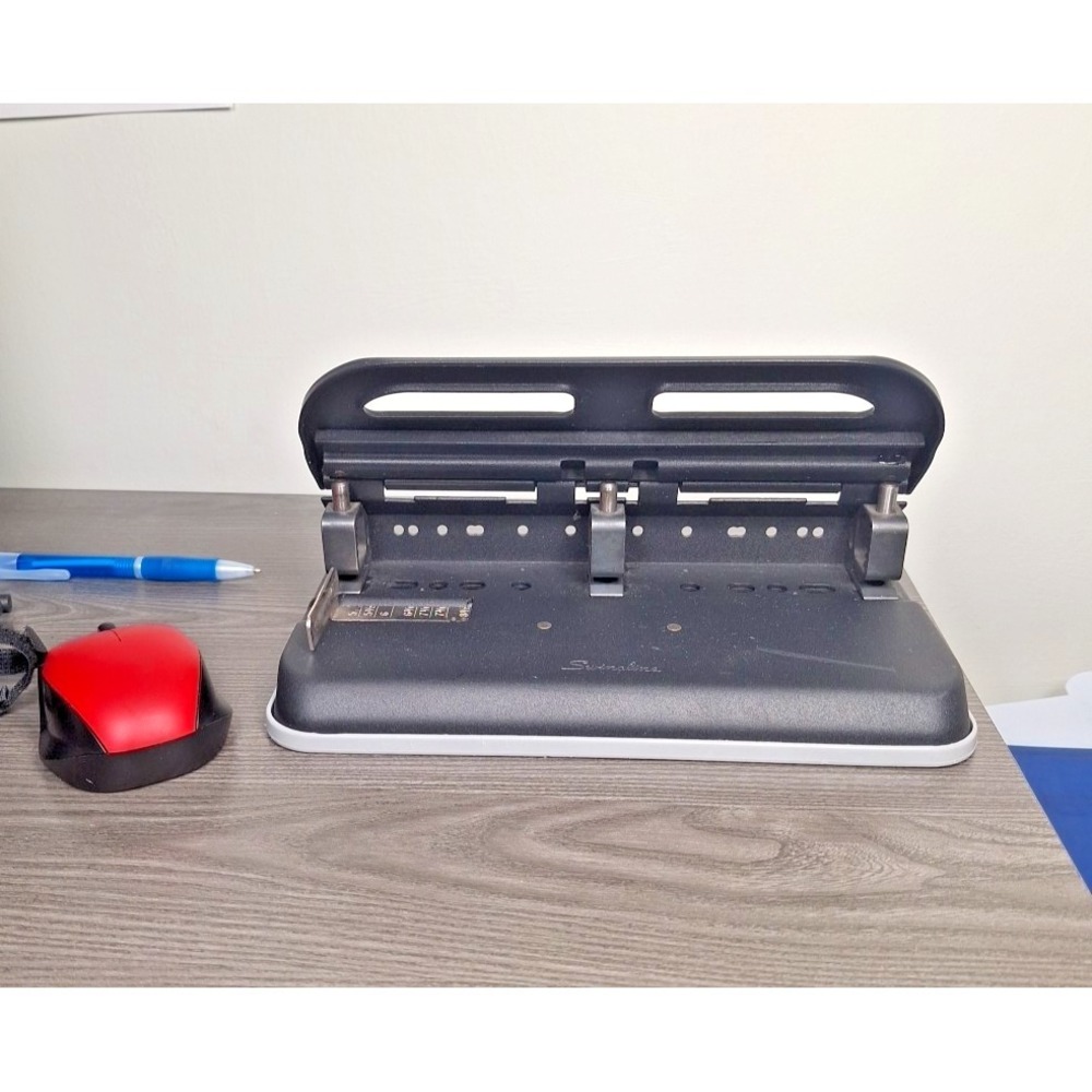 Swingline ACCO HEAVY DUTY 3-hole Punch 24 Page Capacity Model 74150 Sturdy Offic